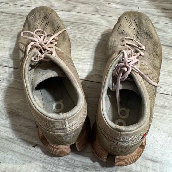 On‎ Running Beige Sneakers with Pink Laces - Picture 1 of 5
